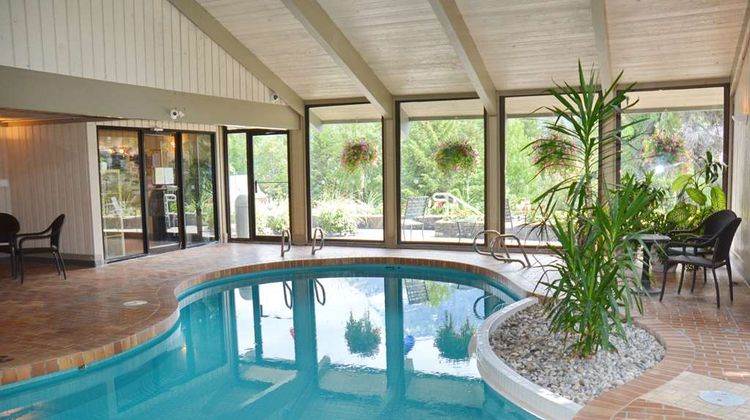 Tunnel Mountain Resort Pool