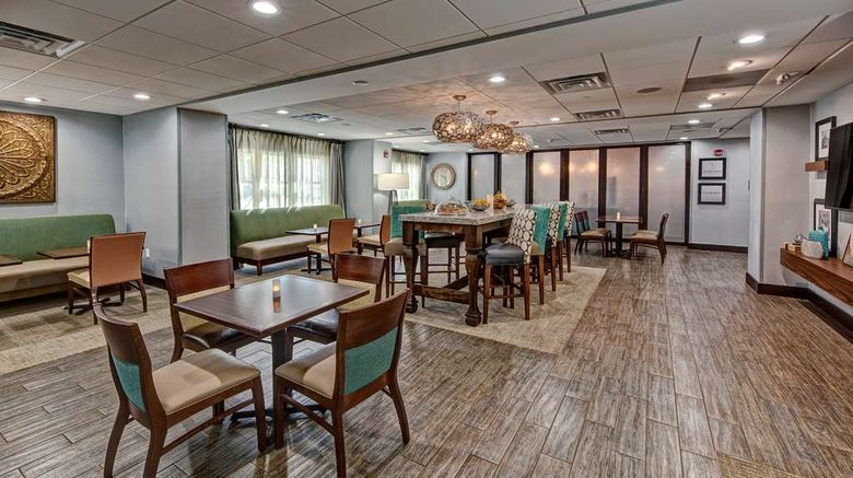 <b>Hampton Inn Summerville Lobby</b>. Images powered by <a href="https://iceportal.shijigroup.com/" title="IcePortal" target="_blank">IcePortal</a>.