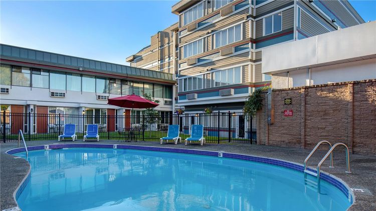 Days Inn Victoria Airport Sidney Pool