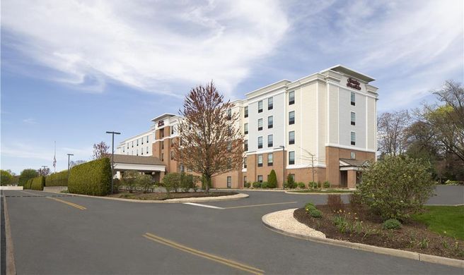 Hampton Inn & Suites Yonkers-Westchester Exterior