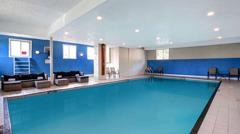 <b>Days Inn Victoria Uptown Pool</b>. Images powered by <a href="https://iceportal.shijigroup.com/" title="IcePortal" target="_blank">IcePortal</a>.