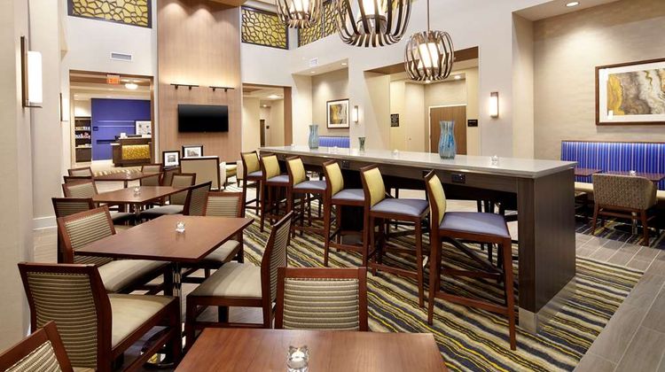 Hampton Inn/Suites Pittsburgh Arpt S Lobby
