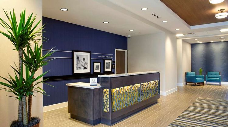 Hampton Inn/Suites Pittsburgh Arpt S Lobby