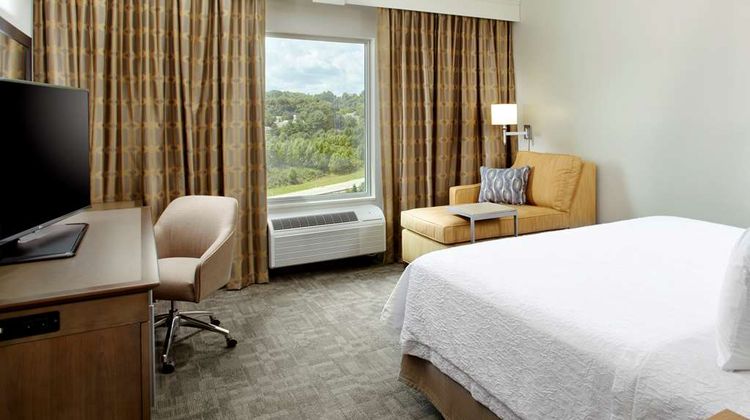 Hampton Inn/Suites Pittsburgh Arpt S Room