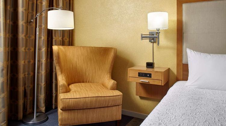 Hampton Inn/Suites Pittsburgh Arpt S Room