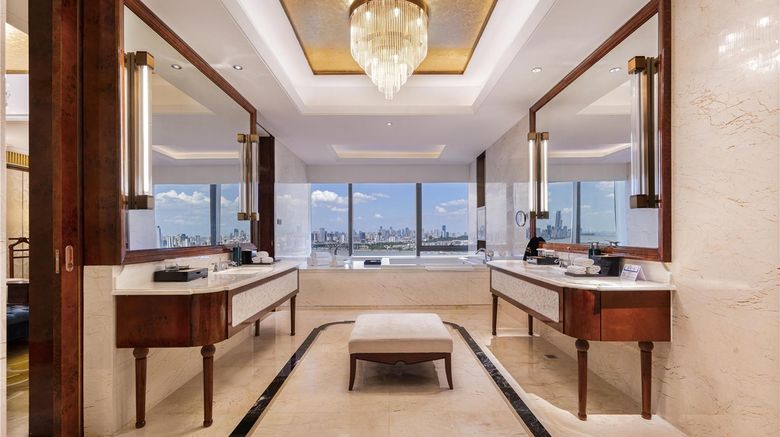 <b>Hilton Wuhan Riverside Room</b>. Images powered by <a href="https://iceportal.shijigroup.com/" title="IcePortal" target="_blank">IcePortal</a>.