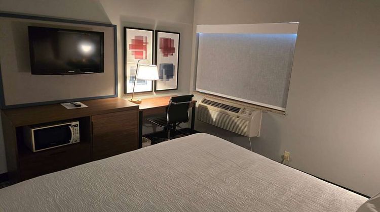 AmericInn by Wyndham Beloit Room