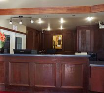 EasyStay Inn & Suites Fernie Lobby