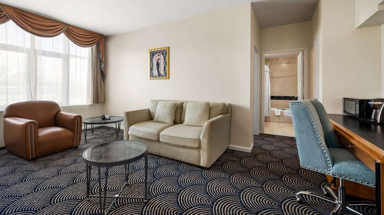 Inn At Great Neck Suite