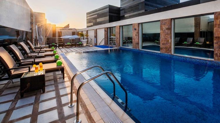 Golden Tulip Doha Pool