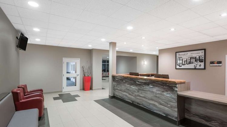 Super 8 Mont Laurier Lobby