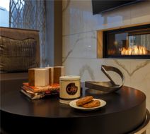 DoubleTree by Hilton Evansville Lobby