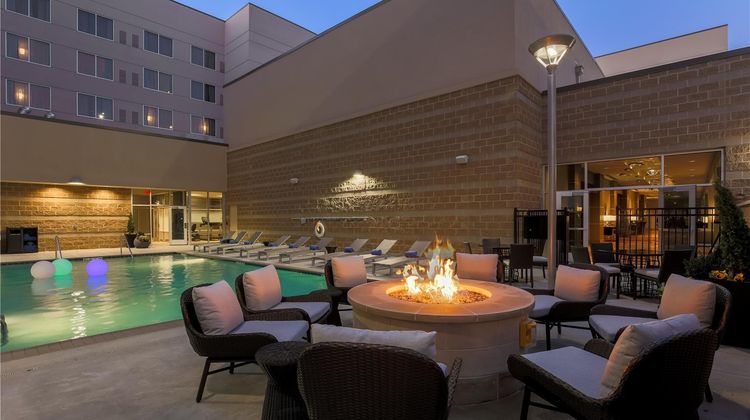 DoubleTree by Hilton Evansville Pool