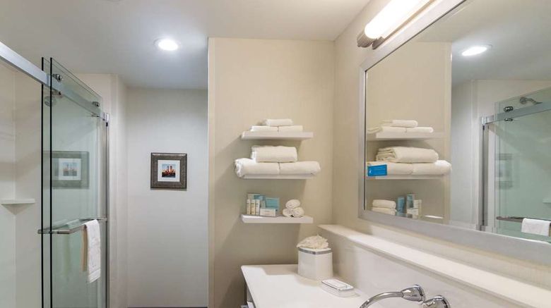 <b>Hampton Inn Oklahoma City Northeast Room</b>. Images powered by <a href="https://iceportal.shijigroup.com/" title="IcePortal" target="_blank">IcePortal</a>.