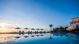 <b>Beverly Hills Hotel Pool</b>. Images powered by <a href="https://iceportal.shijigroup.com/" title="IcePortal" target="_blank">IcePortal</a>.