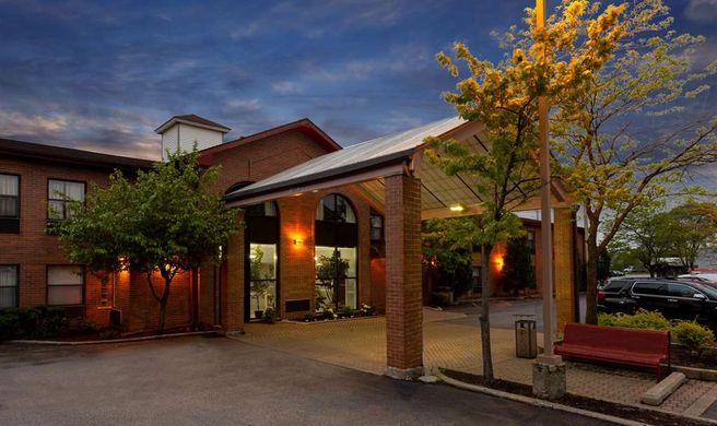 Howard Johnson Waukegan Exterior