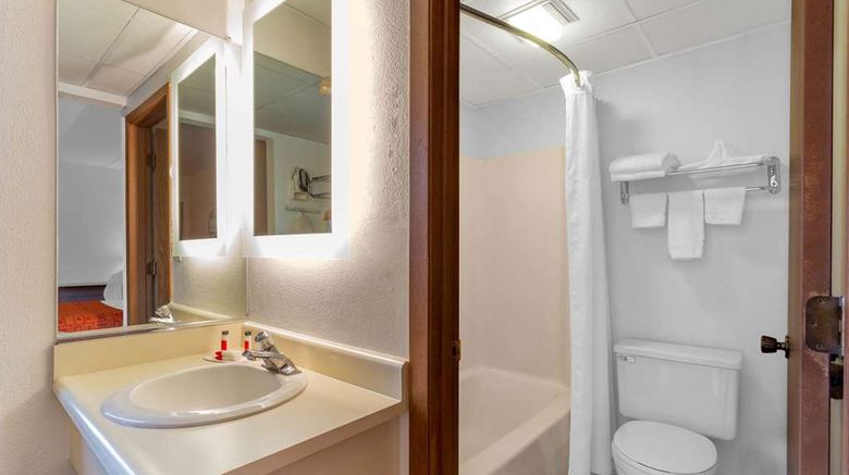 <b>Howard Johnson Waukegan Room</b>. Images powered by <a href="https://iceportal.shijigroup.com/" title="IcePortal" target="_blank">IcePortal</a>.