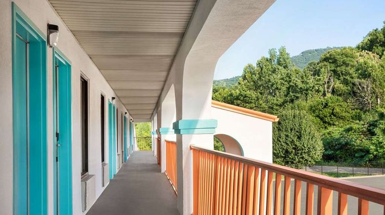 <b>Howard Johnson Lookout Mountain Exterior</b>. Images powered by <a href="https://iceportal.shijigroup.com/" title="IcePortal" target="_blank">IcePortal</a>.