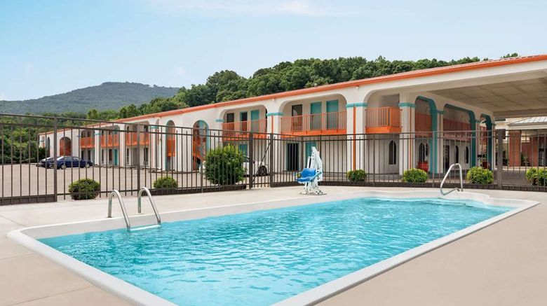 <b>Howard Johnson Lookout Mountain Pool</b>. Images powered by <a href="https://iceportal.shijigroup.com/" title="IcePortal" target="_blank">IcePortal</a>.