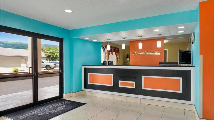 Howard Johnson Lookout Mountain Lobby