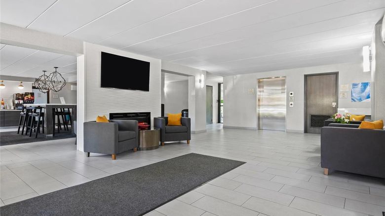 <b>La Quinta Inn & Suites Sturbridge Lobby</b>. Images powered by <a href="https://iceportal.shijigroup.com/" title="IcePortal" target="_blank">IcePortal</a>.