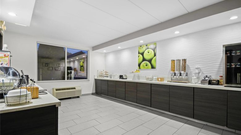 <b>La Quinta Inn & Suites Sturbridge Restaurant</b>. Images powered by <a href="https://iceportal.shijigroup.com/" title="IcePortal" target="_blank">IcePortal</a>.