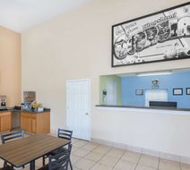 Super 8 Kingsland Lobby