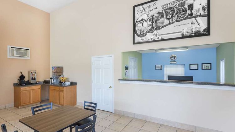 Super 8 Kingsland Lobby