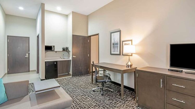 La Quinta Inn & Suites Weatherford Suite