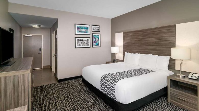 <b>La Quinta Inn & Suites Forsyth Room</b>. Images powered by <a href="https://iceportal.shijigroup.com/" title="IcePortal" target="_blank">IcePortal</a>.