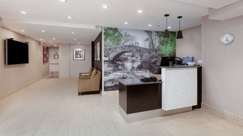 <b>La Quinta Inn & Suites NYC Central Park Lobby</b>. Images powered by <a href="https://iceportal.shijigroup.com/" title="IcePortal" target="_blank">IcePortal</a>.
