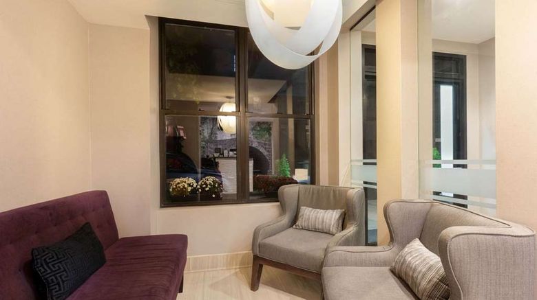 <b>La Quinta Inn & Suites NYC Central Park Lobby</b>. Images powered by <a href="https://iceportal.shijigroup.com/" title="IcePortal" target="_blank">IcePortal</a>.