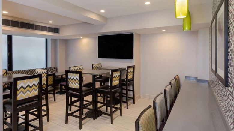 <b>La Quinta Inn & Suites NYC Central Park Restaurant</b>. Images powered by <a href="https://iceportal.shijigroup.com/" title="IcePortal" target="_blank">IcePortal</a>.