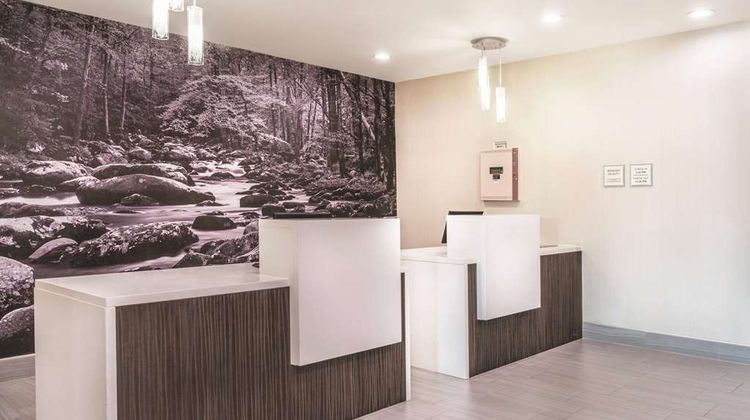 La Quinta Inn & Suites Loudon Lobby
