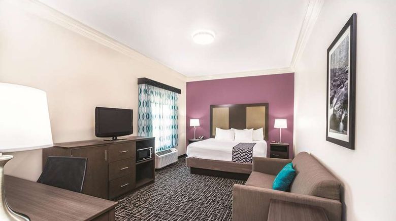 <b>La Quinta Inn & Suites Loudon Room</b>. Images powered by <a href="https://iceportal.shijigroup.com/" title="IcePortal" target="_blank">IcePortal</a>.