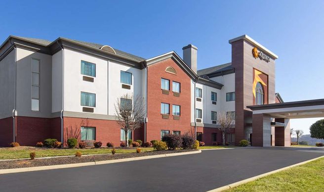 La Quinta Inn & Suites Loudon Exterior