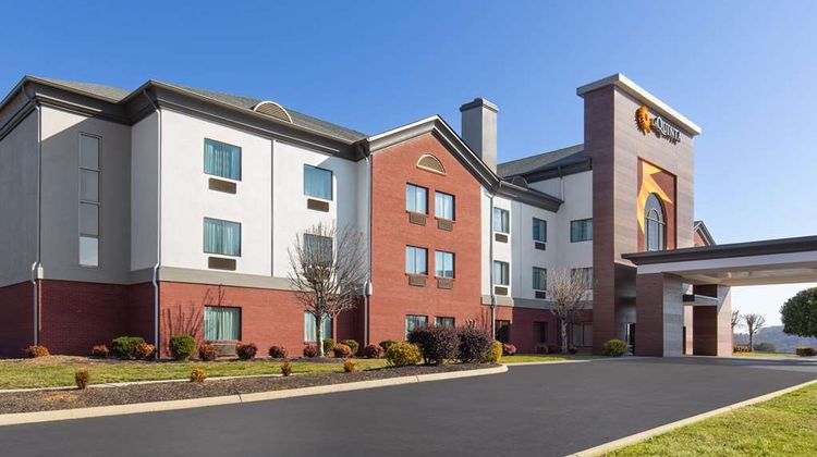 La Quinta Inn & Suites Loudon Exterior