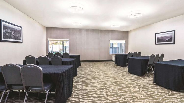 La Quinta Inn & Suites Loudon Meeting