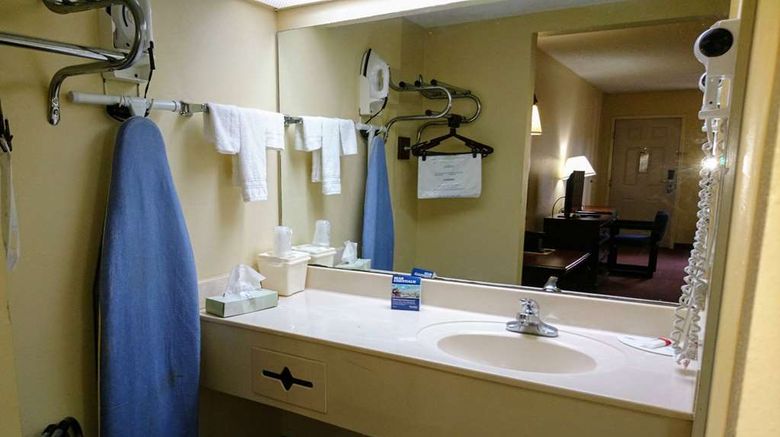 <b>Travelodge Knoxville East Room</b>. Images powered by <a href="https://iceportal.shijigroup.com/" title="IcePortal" target="_blank">IcePortal</a>.