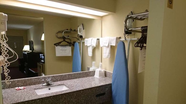 <b>Travelodge Knoxville East Room</b>. Images powered by <a href="https://iceportal.shijigroup.com/" title="IcePortal" target="_blank">IcePortal</a>.
