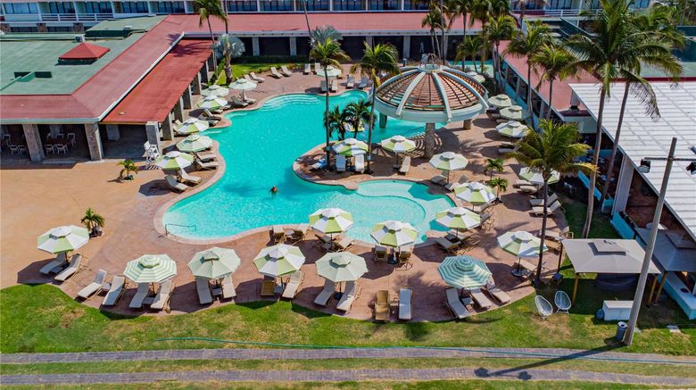 <b>The Pierre Mundo Imperial Pool</b>. Images powered by <a href="https://iceportal.shijigroup.com/" title="IcePortal" target="_blank">IcePortal</a>.