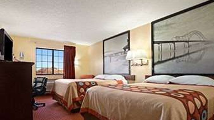 Baymont Inn & Suites Cedar Rapids Room