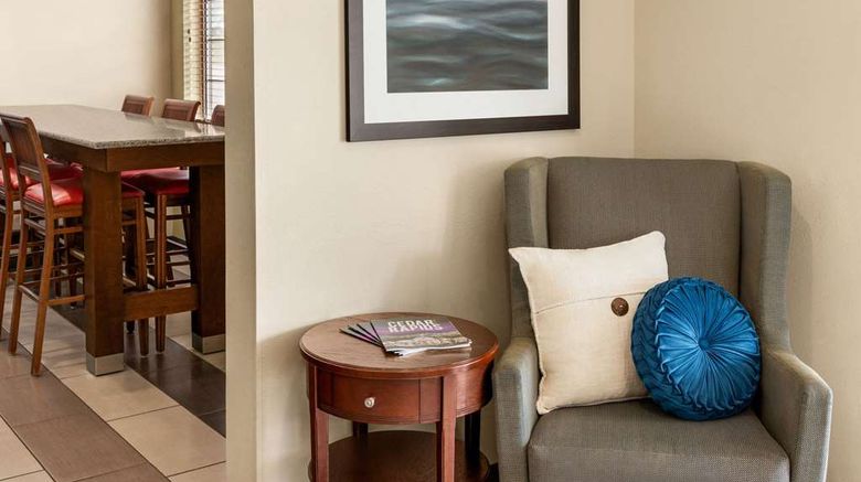 <b>Baymont Inn & Suites Cedar Rapids Lobby</b>. Images powered by <a href="https://iceportal.shijigroup.com/" title="IcePortal" target="_blank">IcePortal</a>.