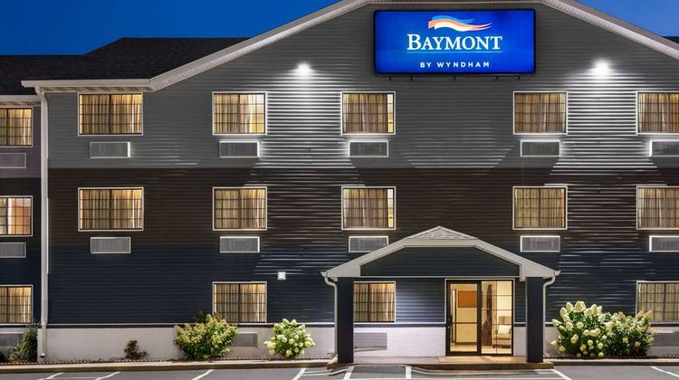 Baymont Inn & Suites Cedar Rapids Exterior