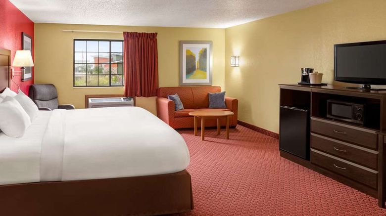 <b>Baymont Inn & Suites Cedar Rapids Suite</b>. Images powered by <a href="https://iceportal.shijigroup.com/" title="IcePortal" target="_blank">IcePortal</a>.