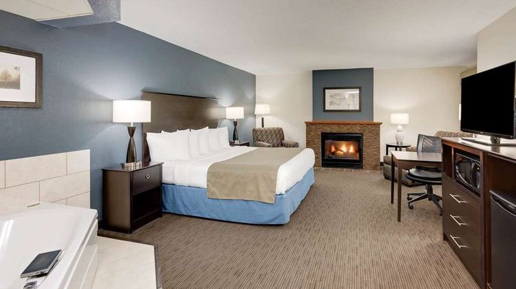 Baymont Inn & Suites Owatonna Suite