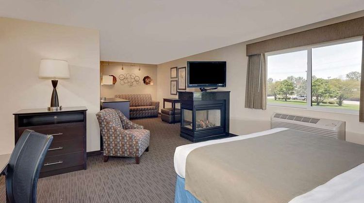 Baymont Inn & Suites Owatonna Suite