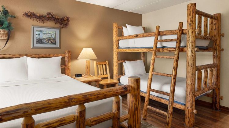 Baymont Inn & Suites Owatonna Room