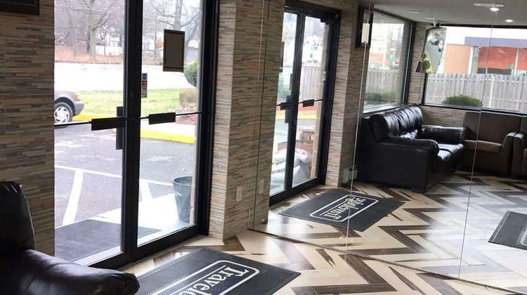 Travelodge Avenel Woodbridge Lobby