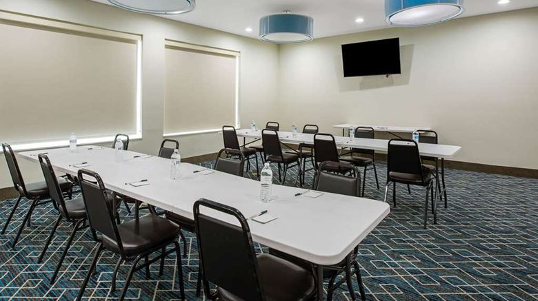<b>La Quinta Inn/Sts Lake Charles-Westlake Meeting</b>. Images powered by <a href="https://iceportal.shijigroup.com/" title="IcePortal" target="_blank">IcePortal</a>.